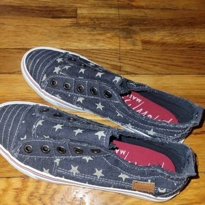 Blowfish size 9.5 canvas slip on sneakers New with box Patriotic